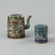 Teekanne und Cloisonné-Deckeldose mit Dekor von Antiquitäten - photo 1