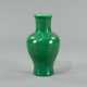 Vase aus grünem Pekingglas - photo 1