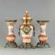 Paar Vasen und eine Deckelvase mit Uhr aus Kutani-Porzellan in Ormolu-Montierung - Foto 1