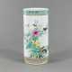 Zylindervase mit 'Famille rose'-Dekor von Blüten und Vögeln - фото 1