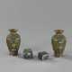 Paar Vasen und zwei kleine Deckeldosen aus Metall mit Details in Cloisonné-Email - photo 1
