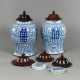 Paar Vasen mit unterglasurblauem Dekor aus Porzellan, zwei Deckel aus Porzellan und fünf Deckel aus Holz - Foto 1