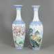 Polychrom dekoriertes Vasenpaar aus Porzellan mit Landschaftsdekor, bzw. Vögel in Geäst - фото 1