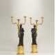 A PAIR OF CONSULAT ORMOLU AND PATINATED BRONZE THREE-LIGHT CANDELABRA - Foto 1