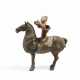 A CHINESE PAINTED GREY POTTERY FIGURE OF AN ARCHER ON HORSEBACK - Foto 1