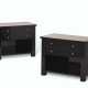 A PAIR OF BLACK LACQUER BEDSIDE TABLES - Foto 1