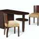 A PALMWOOD WRITING DESK AND PAIR OF SIDE CHAIRS - Foto 1