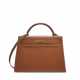 HERMÈS. A GOLD COURCHEVEL LEATHER SELLIER KELLY 32 WITH GOLD HARDWARE - Foto 1