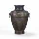 VASE ARCHAISANT EN BRONZE INCRUSTE D`OR ET D`ARGENT - Foto 1