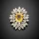 Oval ct. 10 circa yellow sapphire with triangular and pear shape diamonds platinum and gold brooch/pendant - Foto 1