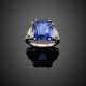 Cushion ct. 12.50 circa sapphire platinum ring accented with round and baguette diamond shoulders - Foto 1