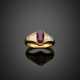 Cushion ct. 1.10 circa ruby and diamond baguette graduated shoulder yellow gold ring - Foto 1