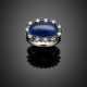 Oval cabochon ct. 8.04 circa sapphire white gold ring accented with diamonds and sapphires - Foto 1