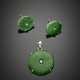 White 9K gold and tinted jadeite lot comprising cm 2.70 circa pendant and cm 1.30 circa earrings - Foto 1
