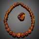 Amber lot comprising a cm 56 circa graduated bead necklace with bead from mm 14.20 to mm 23.80 circa and a ring carved in one piece - Foto 1