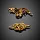 Lot comprising a yellow 9K gold brooch with pastes and small pearl - фото 1