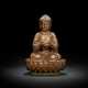 Bronze des Buddha Shakyamuni auf einem Lotos sitzend mit Lackauflage und Vergoldung - photo 1