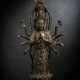 Seltene Bronze des Guanyin mit zwölf Armen stehend auf einem Lotos dargestellt - photo 1