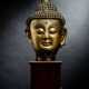Großer feuervergoldeter Kopf des Buddha aus Bronze auf einem Holzstand - Foto 1