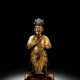 Feuervergoldete Bronze des Guan Ping auf einem Holzstand montiert - фото 1