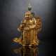 Feuervergoldetes Kupfer-Repoussé einer Wächterfigur in eine prächtige Rüstuing gekleidet - фото 1