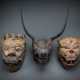 Drei gefasste Masken aus Holz, darunter Dämonenmaske und Maske mit langen Hörnern - фото 1