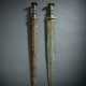 Zwei Schwerter aus Bronze, partiell grün korrodiert, Holzstände - Foto 1