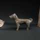 Model eines stehenden Hundes aus grauer Irdenware aus der Sammlung Eumorfopoulos - Foto 1