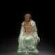 Seltene Longquan-Figur des Zhenwu auf einem Felsen sitzende mit Resten von Vergoldung - Foto 1