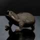 Tuschwassertropfer in Form einer dreibeinigen Kröte aus Bronze - photo 1