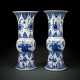 Paar 'gu'-förmige Vasen aus Porzellan mit unterglasurblauem Dekor von Antiquitäten und Blütenzweigen - Foto 1