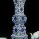 Zweiteilige Vase in 'gu'-Form mit unterglasurblauem Dekor von Lotos und Rankwerk - Foto 1