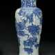 Vase mit unterglasurblauem Dekor von Eichhörnchen und Traubenranken - Foto 1