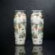 Paar Wucai-Vasen aus Porzellan mit umlaufendem Dekor von spielenden Knaben - photo 1