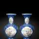 Paar feine 'Famille rose'-Vasen aus Porzellan mit Reserven zwischen dichtem unterglasurblauem Fond mit Chrysanthemen - фото 1
