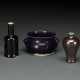 Drei monochrome Porzellane: Violetter Dehua-Weihrauchbrenner, schwarzglasierte Schlegelvase, Meiping mit rostbrauner Glasur - photo 1