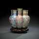 'Mille-Fleur'-Vase aus Porzellan mit neun Öffnungen, achtfach ausgeformt, passender Holzstand - Foto 1