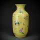 Große Vase aus Porzellan mit gelbem 'Scarffiato'-Grund mit 'Famille rose'-Blüten und Rankwerk - фото 1