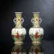 Paar 'Famille rose' Vasen mit seitlichen Handhaben und Dekor von Knaben - Foto 1