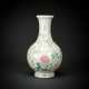 Feine 'Famille rose'-Vase aus Porzellan mit Dekor von Pfingstrose, Kalebassen und Bambus - фото 1