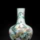 Feine 'Famille rose'-Vase aus Porzellan mit Fasanenpaar, Kranichen und Blüten mit Holzstand - Foto 1
