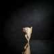 Netsuke eines auf einem Bein stehenden Fuchses aus Elfenbein mit schöner Alterspatina - Foto 1