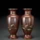 Paar feine und seltene Vasen mit Reihern und Wasserpflanzen aus braun-rötlicher Bronze - Foto 1