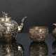 Teekanne, Milchgießer und Schale aus Silber mit Drachenrelief - Foto 1