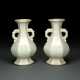 Paar hexagonale Vasen mit leicht türkisfarbener Glasur und seitlichen Handhaben - Foto 1