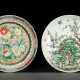 Zwei 'Wucai'-Schalen aus Porzellan mit Blütendekor bzw. Felsen und Vögeln - Foto 1