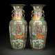 Paar große Kanton-Vasen aus Porzellan mit Figurenszenen und Ruyi-Handhaben - photo 1