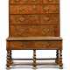 AN ENGLISH WALNUT CHEST-ON-STAND - Foto 1