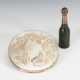 Silberne Puderdose und Fingerhut in Miniatur-Champagnerflasche "Hartha" - Foto 1