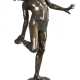 DE LOTTO, Annibale (1877 - 1932). Bronzeskulptur groß, Knabe, sich vor Krebs erschreckend. - фото 1